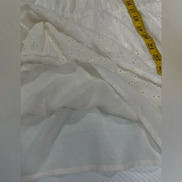 Torrid NWT 1 Sleeveless Blouse White Eyelet Lace Tiered Ruffle Keyhole Back Sz 2 - Picture 4 of 10